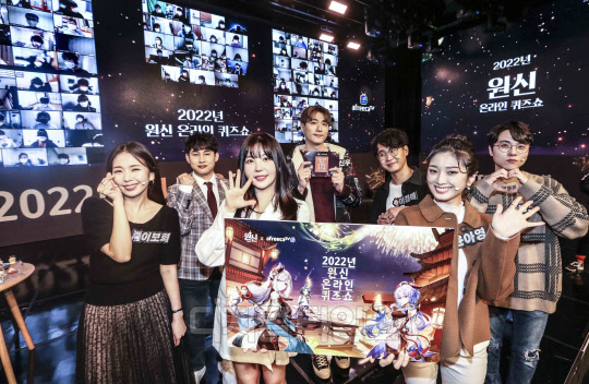 가수 레이나(왼쪽 세번째)와 '원신'의 주요 캐릭터를 연기한 성우들이 포즈를 취하고 있다. <사진제공=미호요코리아>